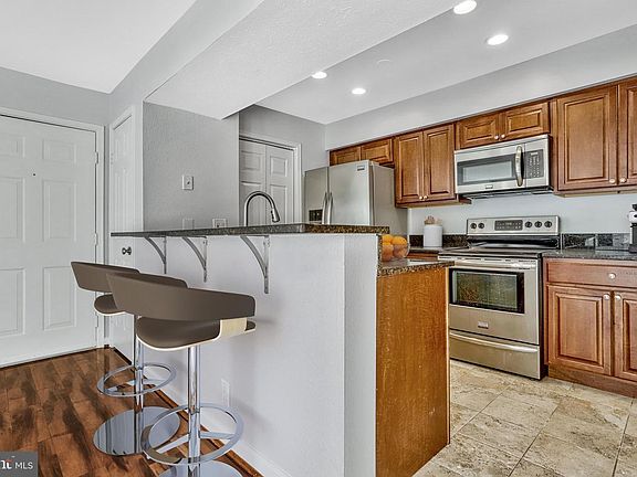 5th image of 3304 Wyndham Cres #239