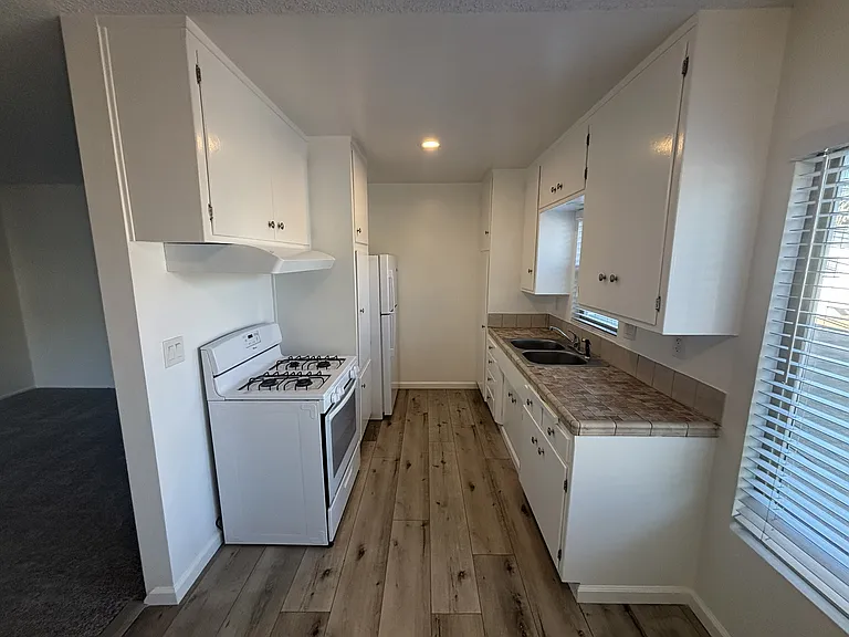 1120 E 2nd St #9 — Photo 7