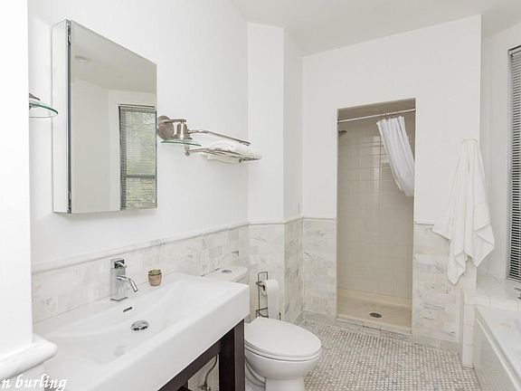 2nd image of 2544 N Burling St #1518