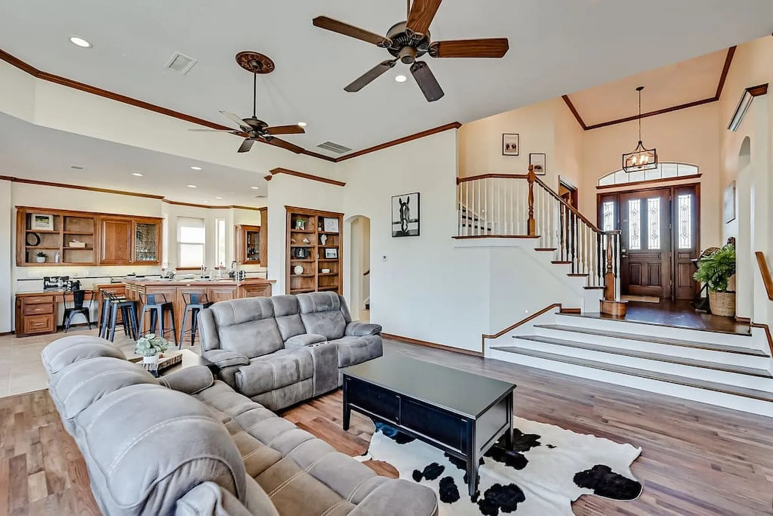 4 bed, 3.0 bath, 3918 sqft, $11,550 — Photo 4