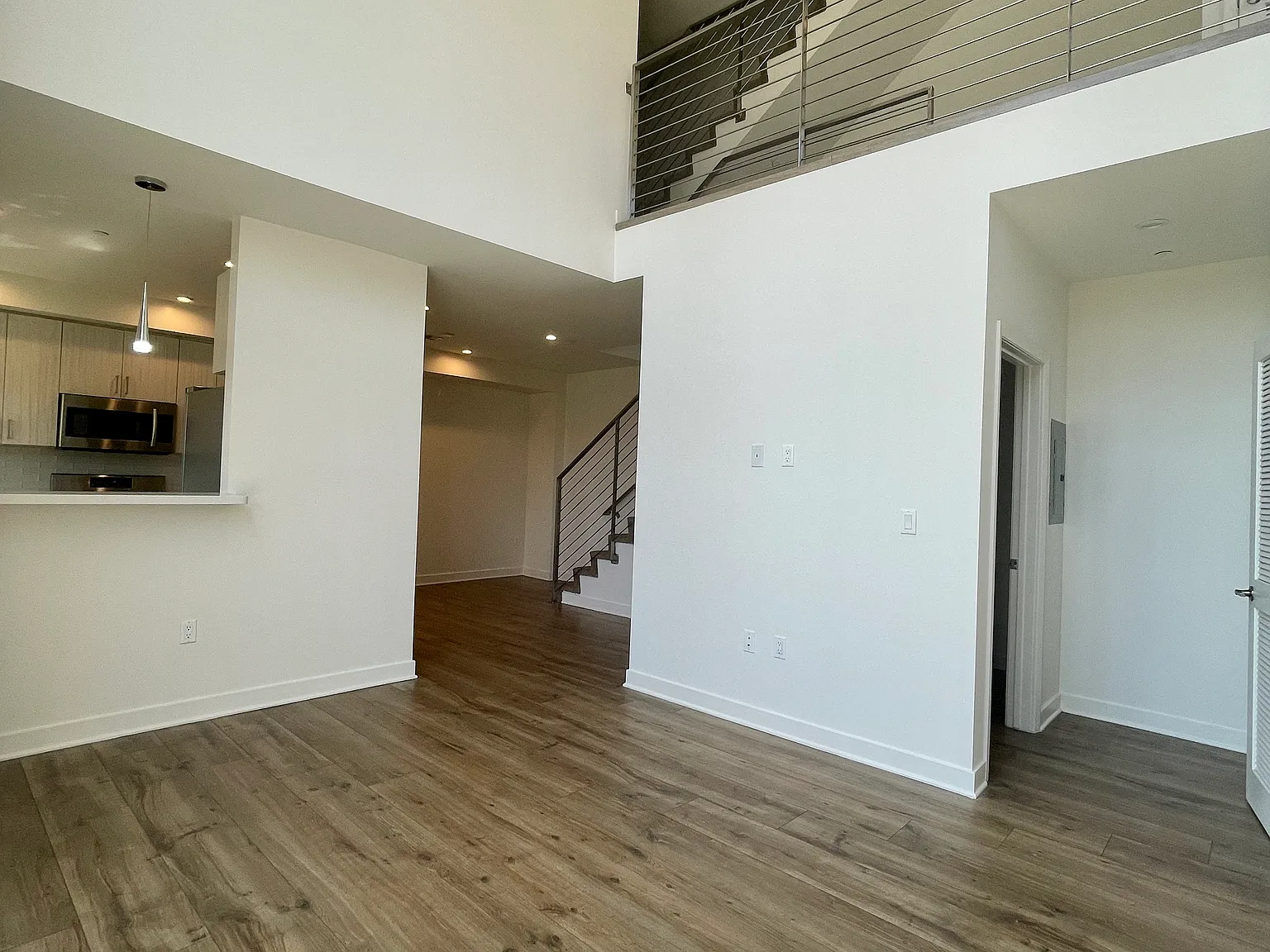 3 bed, 3.5 bath, 1550 sqft, $4,795 — Photo 2