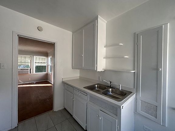 5th image of 14210 Sylvan St