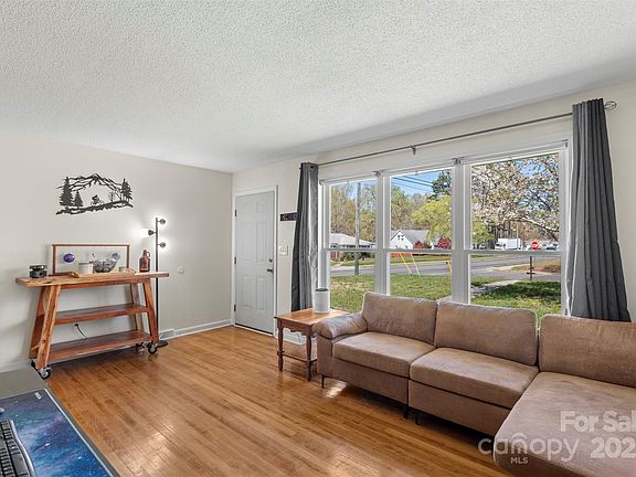 5th image of 2217 Parkdale Ave