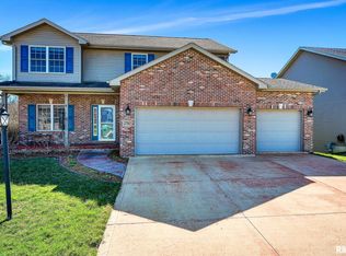 2702 W Stonehenge Ct, Peoria, IL 61615