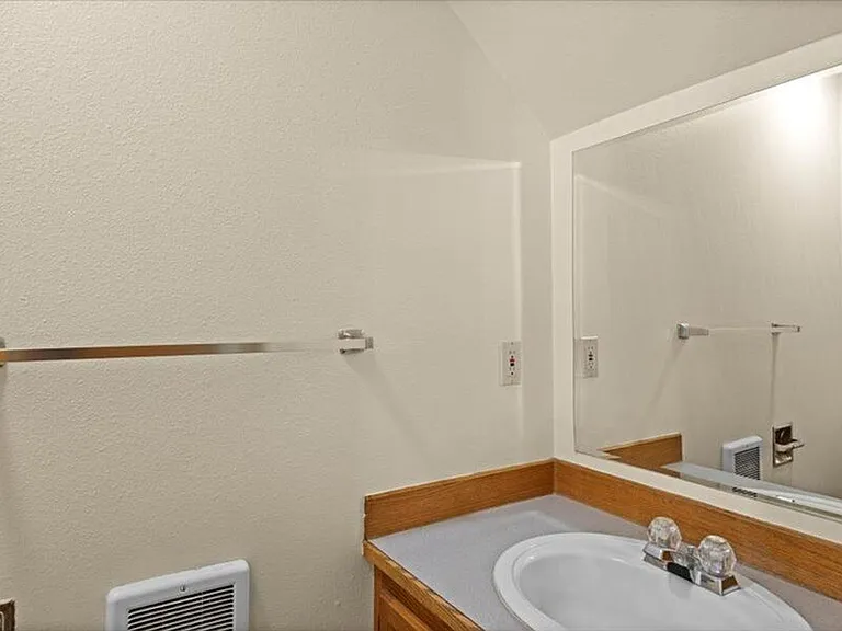 400 S Morain St #7 — Photo 4