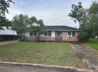 903 E Mistletoe Ave, Victoria, TX 77901