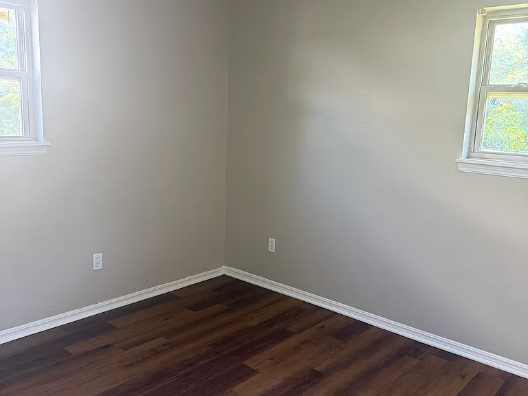 1304 Locust Dr — Photo 15