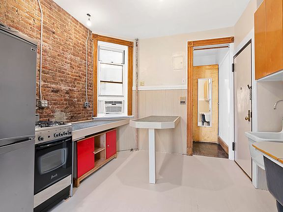 2nd image of 633 E 11th St APT 20