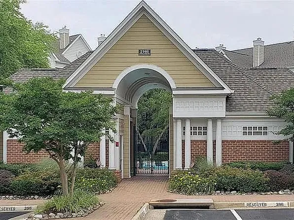 2108 Highcourt Ln APT 303, Herndon, VA 20170