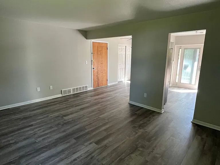 2-Bedroom Remodeled Unit across from Lake Erie — Photo 25