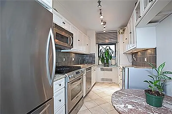 Sold by Century 21 Metropolitan | media 4