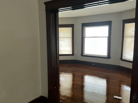 2nd image of 945 E 77th St #1