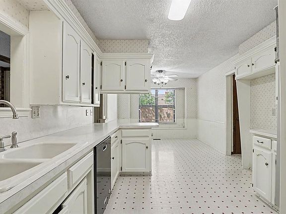 3rd image of 5609 NW 114th St