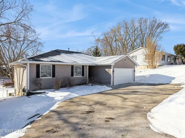 9 Pershing Ave, Lake In The Hills, IL 60156