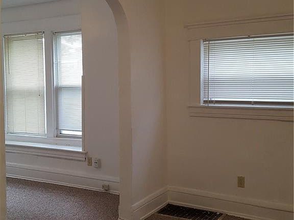 3rd image of 3142 N Kenwood Ave