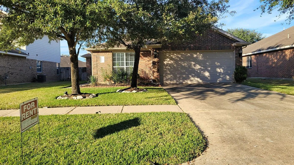 3 bed, 2.0 bath, 1455 sqft, $2,000 — Photo 1