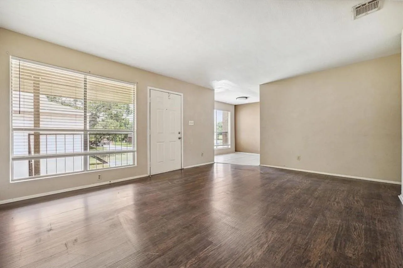 2 bed, 1.5 bath, 3552 sqft, $950 — Photo 1