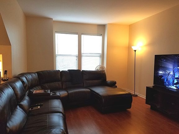 3rd image of 631 Grosvenor Ln #631