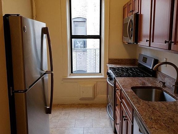4th image of 452 Park Pl APT 4F