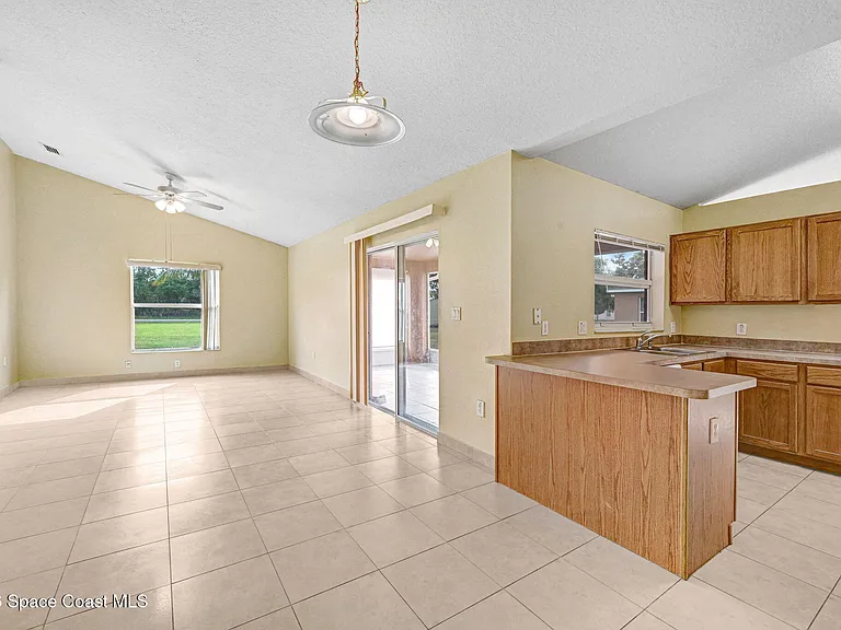 1416 Martinez St SE — Photo 11