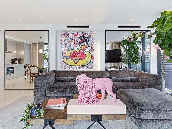 5th image of 242 Rue Young #804