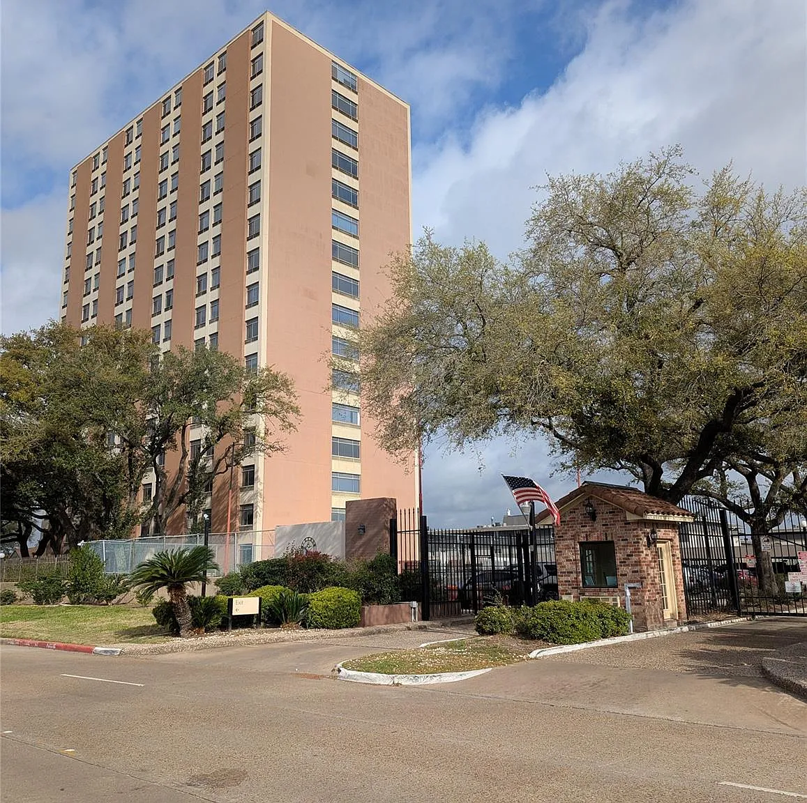 1 bed, 872 sqft, $1,300 — Photo 1
