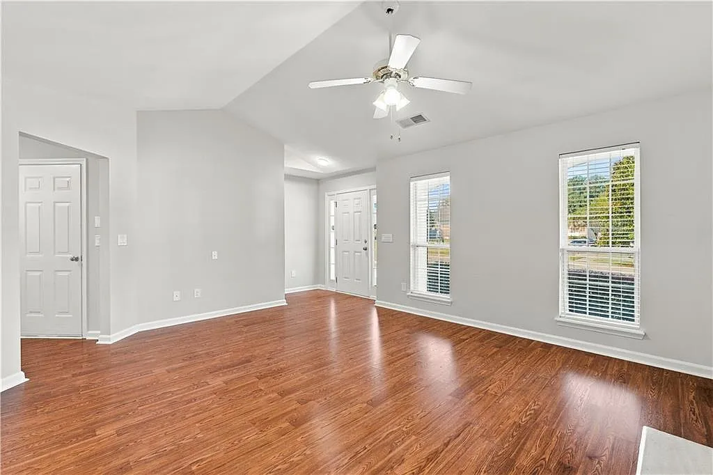 3 bed, 2.0 bath, 1443 sqft, $2,300 — Photo 4