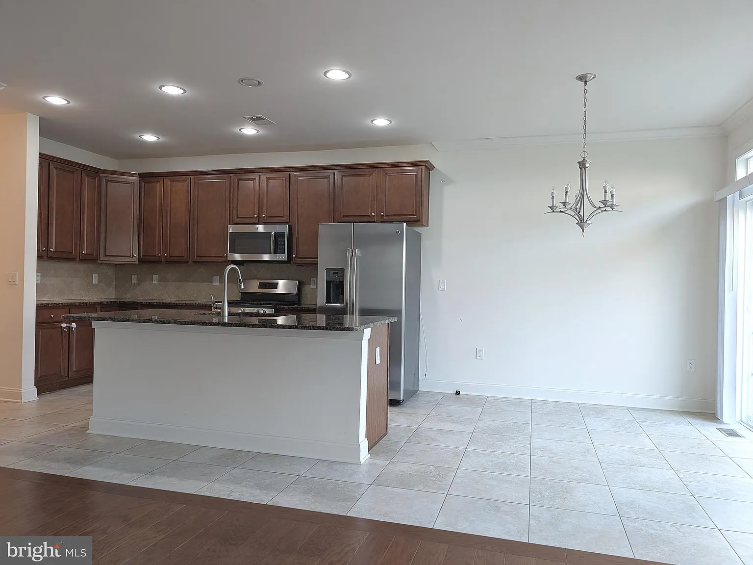 3 bed, 3.5 bath, 1990 sqft, $4,200 — Photo 2