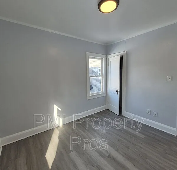 2517 W Hadley St — Photo 2