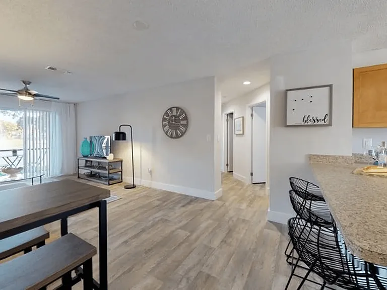 Sunny Lake Apartments — Photo 47