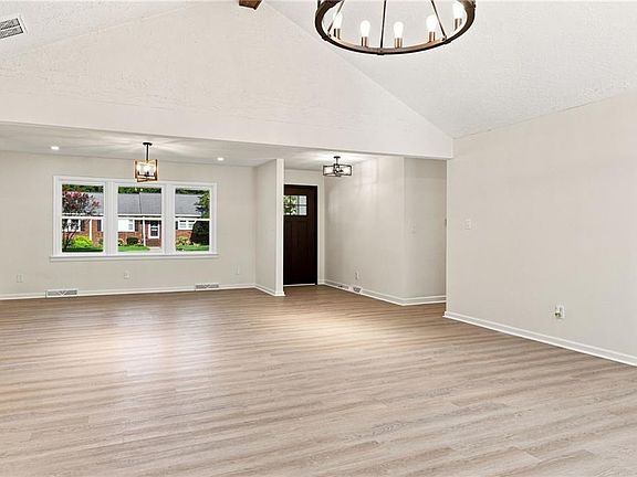 5th image of 976 Edwin Dr