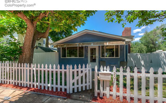 Front view w/picket fence