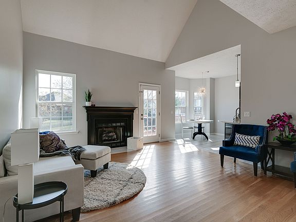 3rd image of 104 Blackhawk Ct