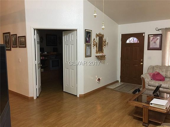 3rd image of 801 Airy Hill St