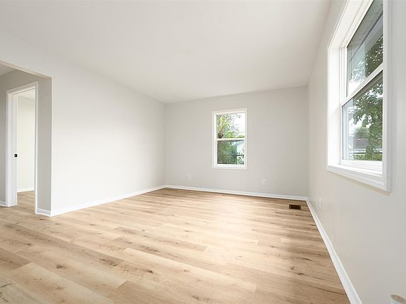 4th image of 1427 Hunt St