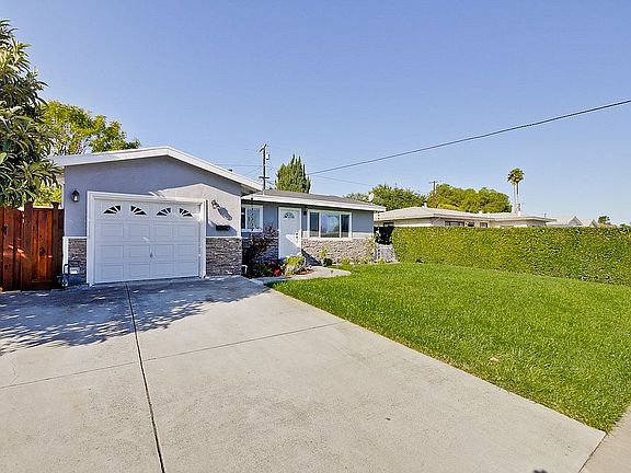 3rd image of 2424 Moraine Dr