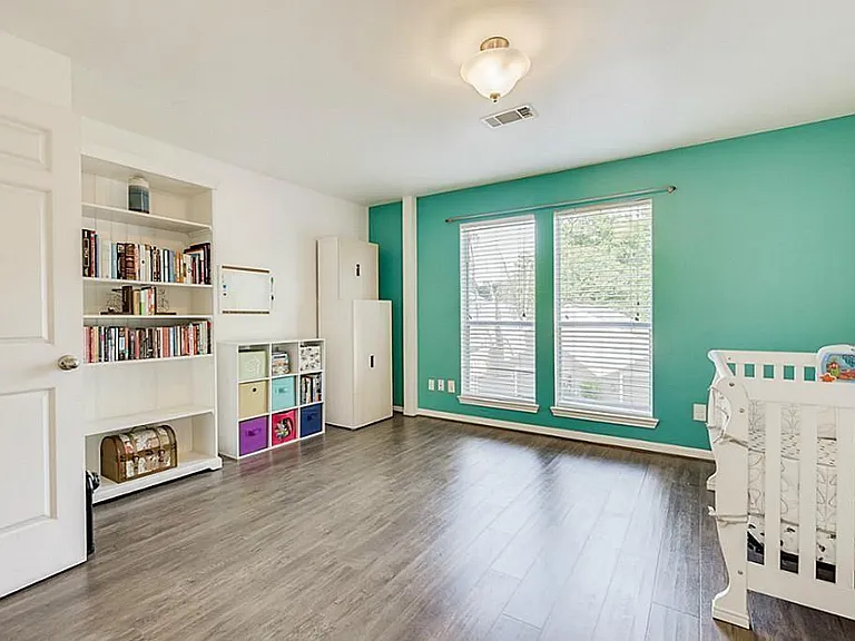 930 Rutland St — Photo 18