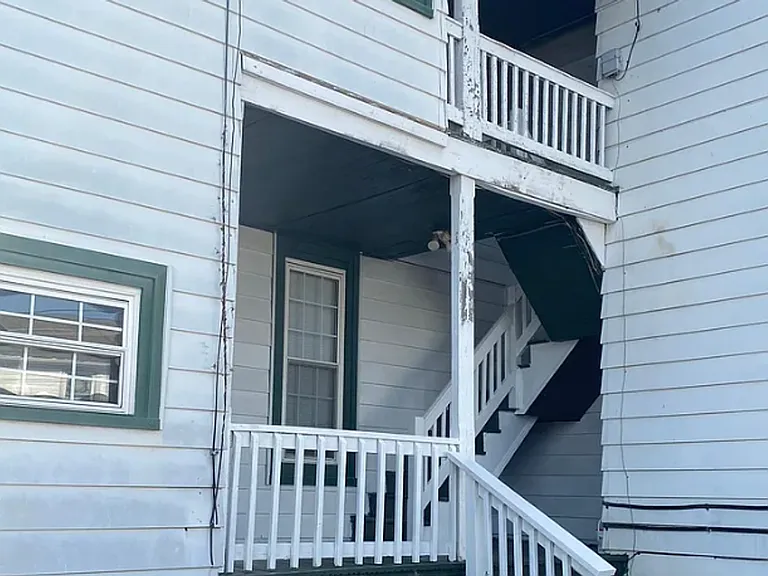 702 Nelson St — Photo 2