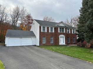 16 Greenbriar Ct, Vestal, NY 13850