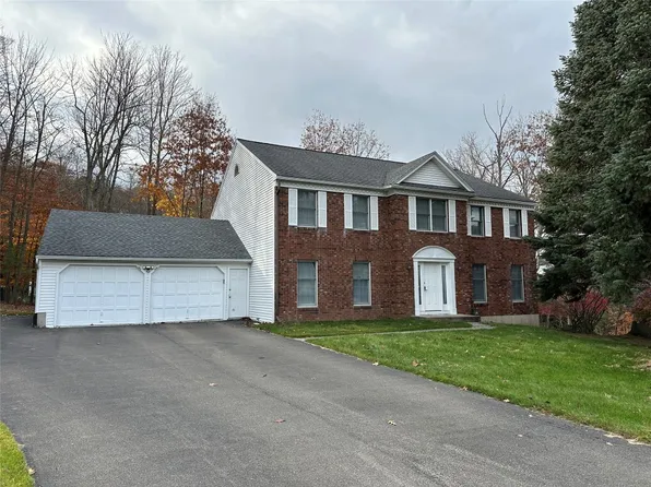 16 Greenbriar Ct, Vestal, NY 13850