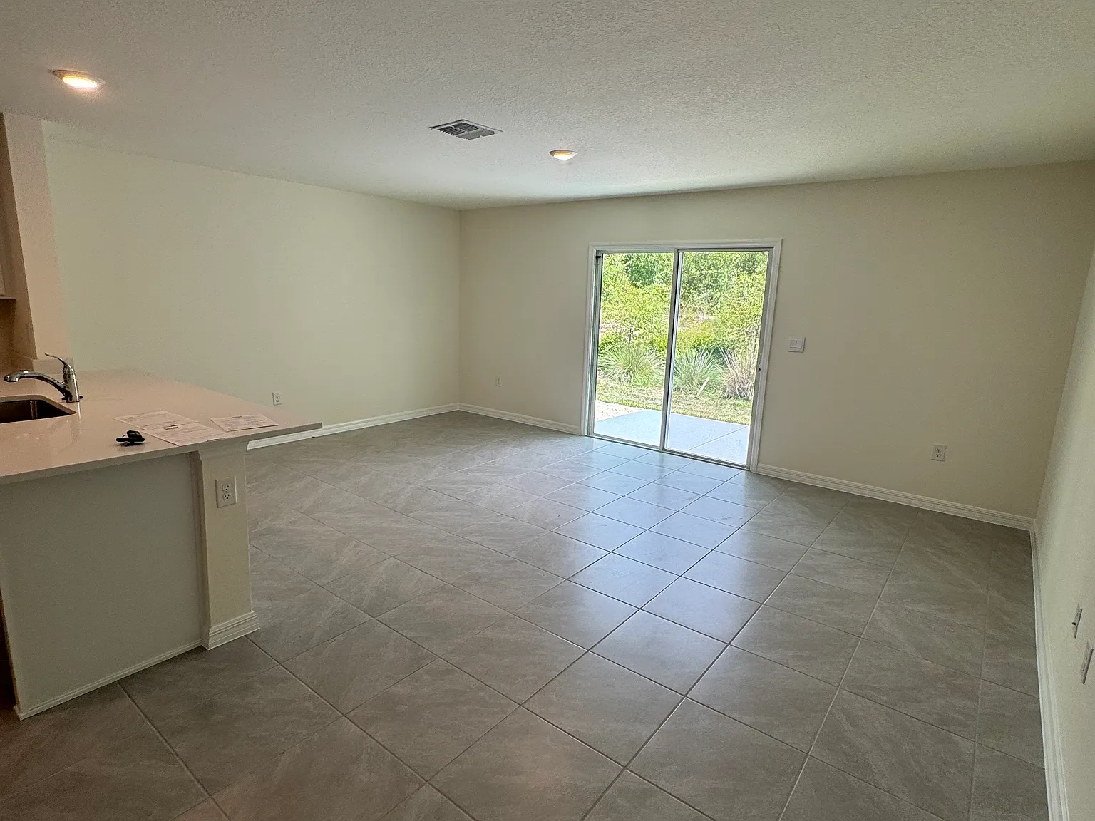 3 bed, 2.5 bath, 1458 sqft, $1,800 — Photo 3