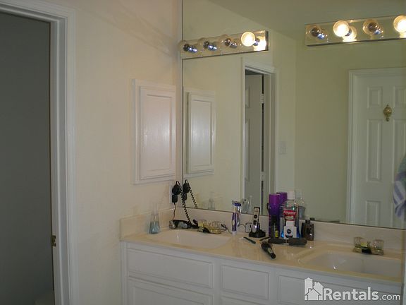 3rd image of 803 Bluffview Dr