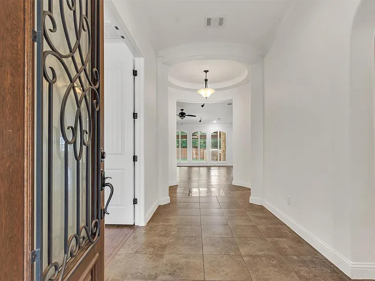 142 Goodwater Ct — Photo 3