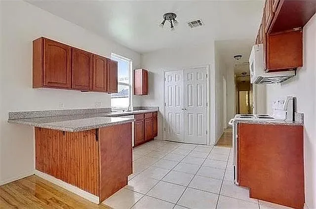 3 bed, 1.0 bath, 925 sqft, $1,600 — Photo 3