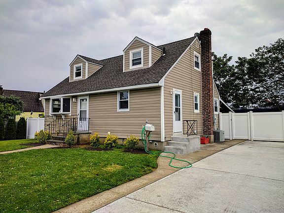 3rd image of 1419 Charlotte Ct