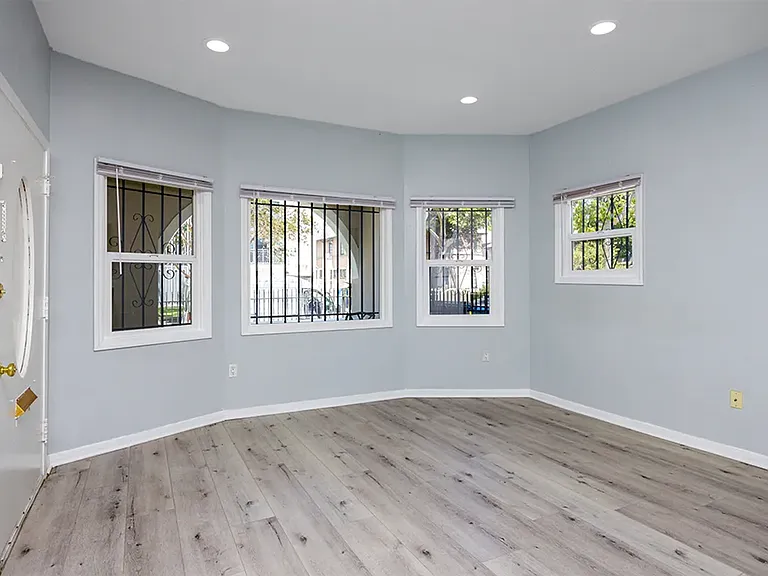1220 W 27th St — Photo 19