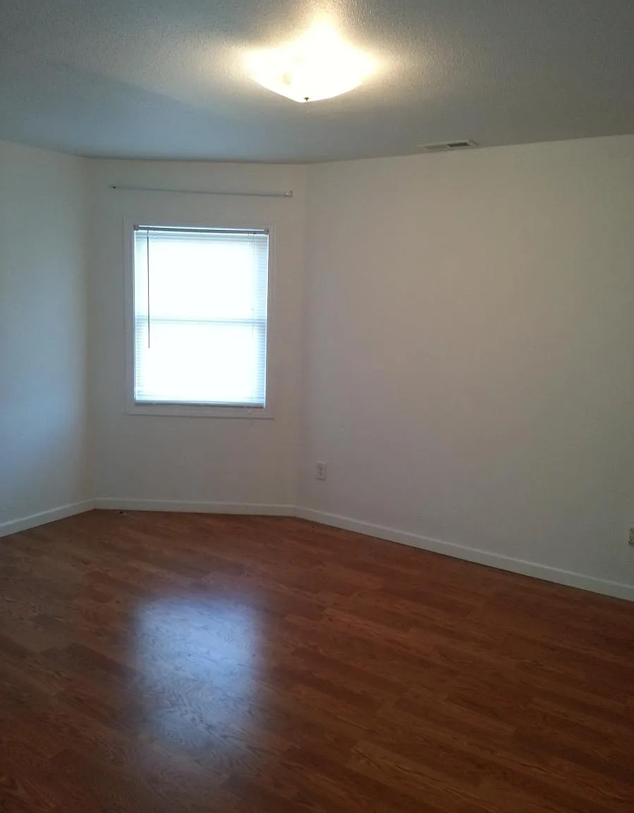 2 bed, 1000 sqft, $950 — Photo 4
