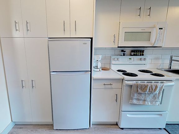 4th image of 802 Academy Way #248