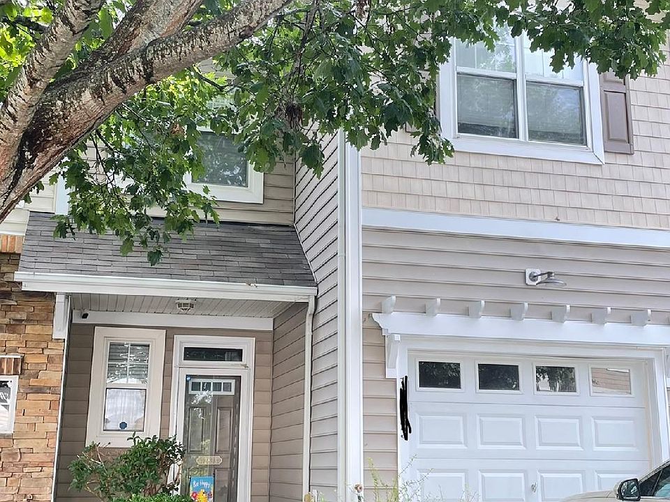 Spacious townhouse w garage in a quite area