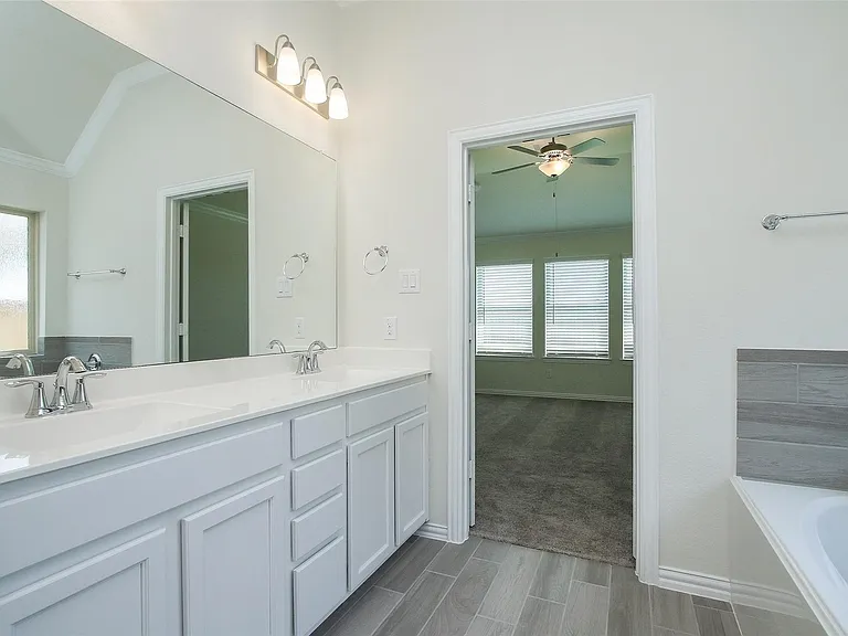 15230 Kickapoo Cavern Dr — Photo 24